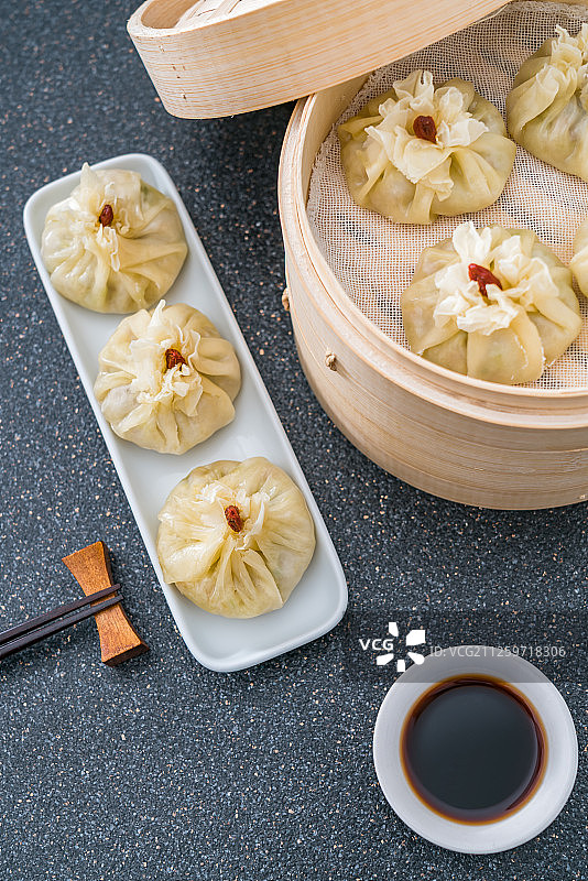 放在大理石桌面上的内蒙古呼和浩特传统美食羊肉烧麦图片素材