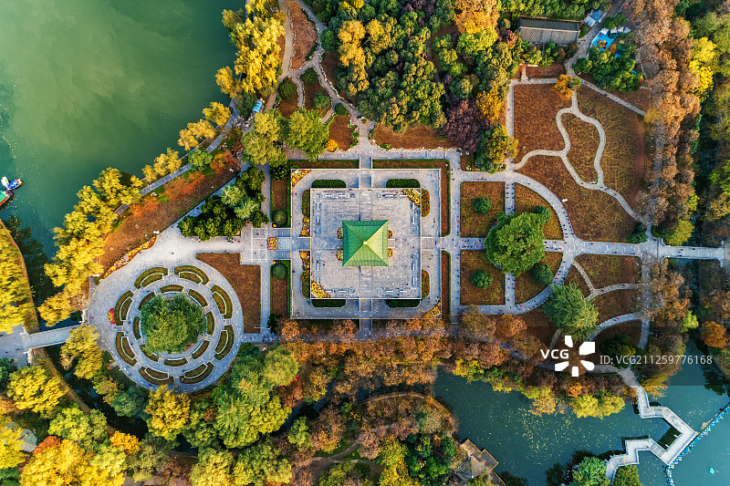 西安兴庆宫公园秋景航拍图片素材