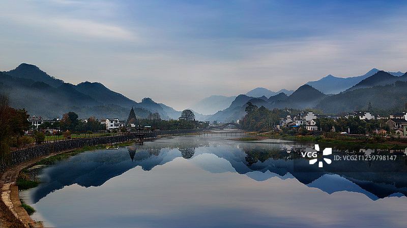 登源河畔晨曦风光图片素材