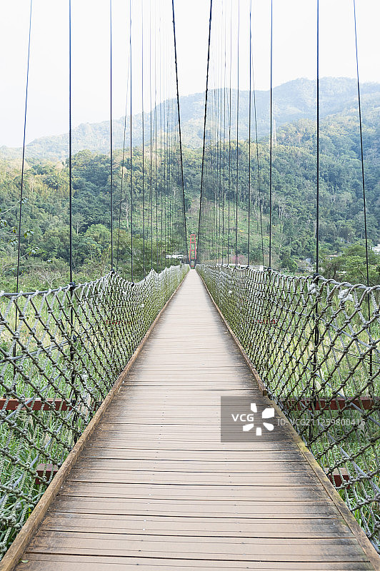 内湾吊桥清新景致图片素材