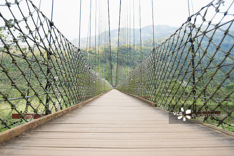 内湾吊桥清新景致图片素材