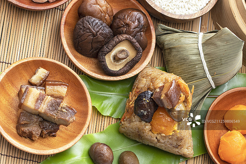 美味的肉粽与各种食材摆放在一起图片素材