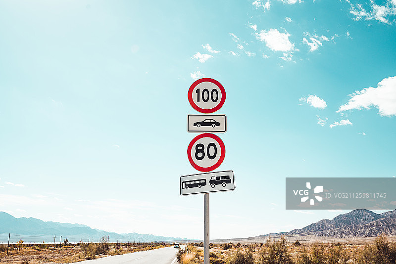 沙漠公路的道路牌图片素材
