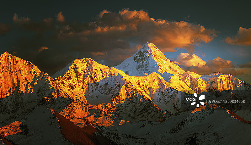 日落时分雅哈垭口观壮美贡嘎雪山图片素材