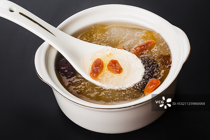 雪燕桃胶炖雪梨图片素材