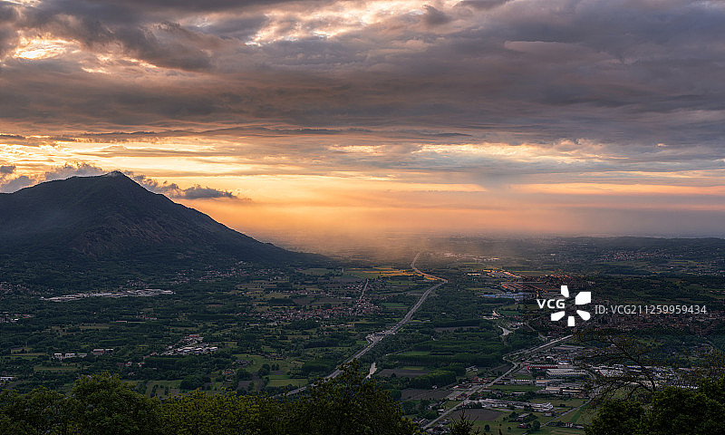 皮基利亚诺山，山间晨雾图片素材