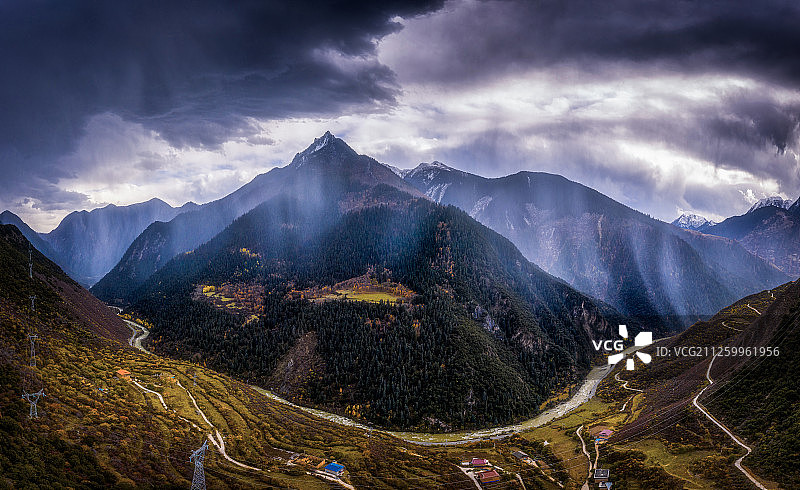 川西高原河谷冰雹来临前夕图片素材