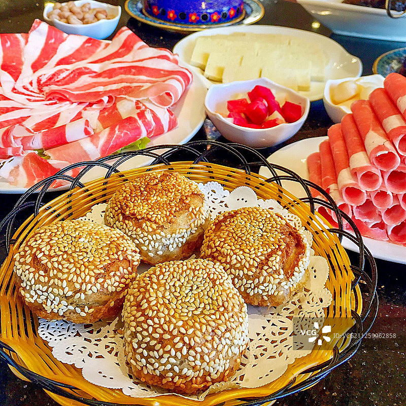 老北京涮羊肉配芝麻烧饼图片素材