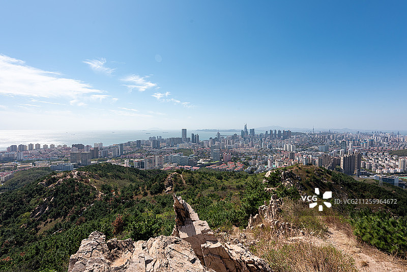 在青岛浮山上看城市风光图片素材