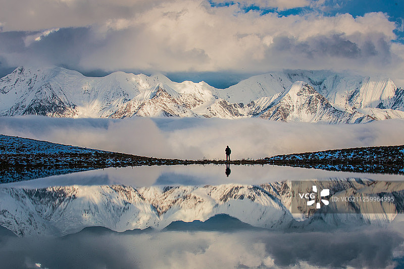贡嘎山间行走的一个人图片素材