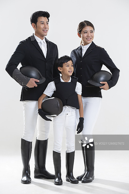 年轻家庭身穿马术服图片素材