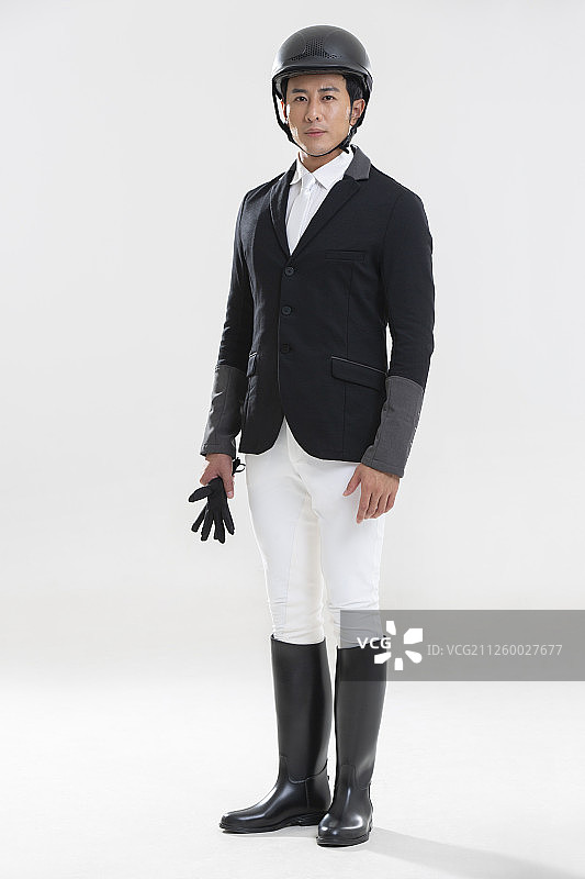 年轻男士身穿马术服图片素材