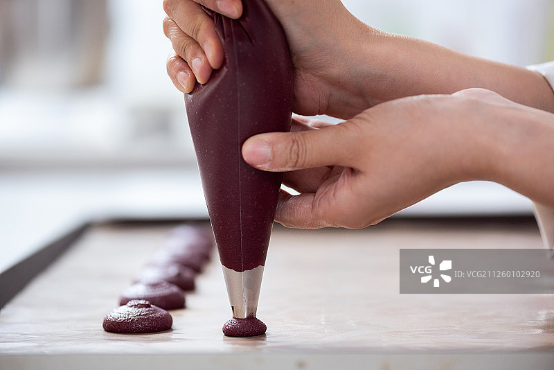 烘焙师制作马卡龙图片素材