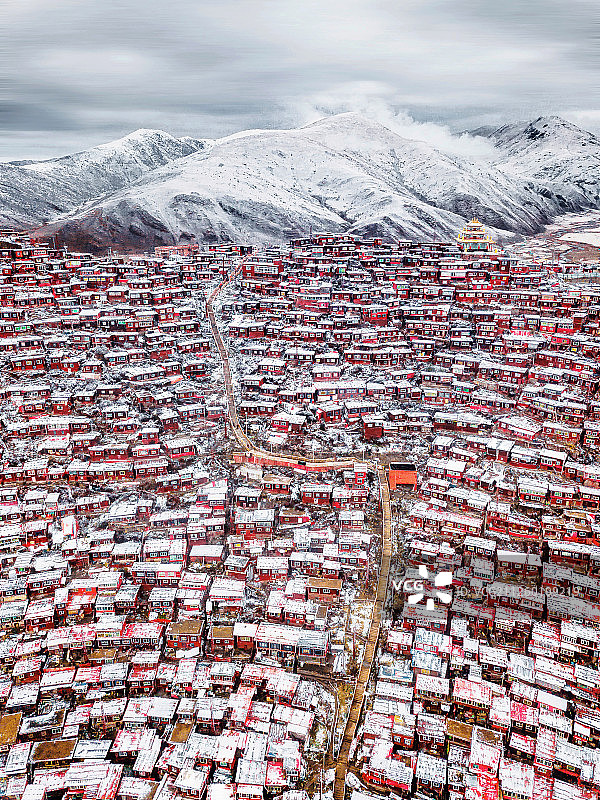 雪中色达房屋风光图片素材