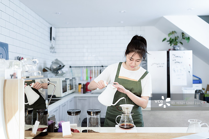 烘焙店女店主制作咖啡图片素材