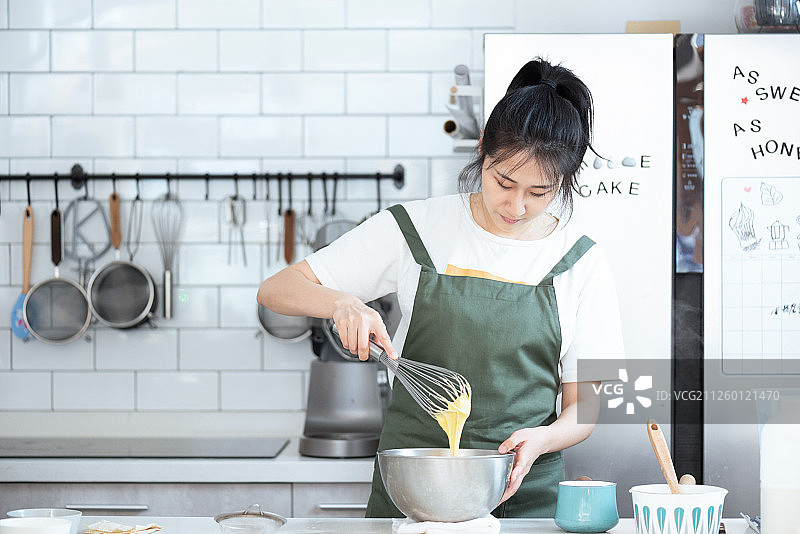 亚洲女性制作烘焙西点图片素材