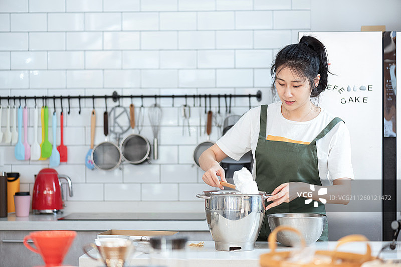 亚洲女性制作烘焙西点图片素材