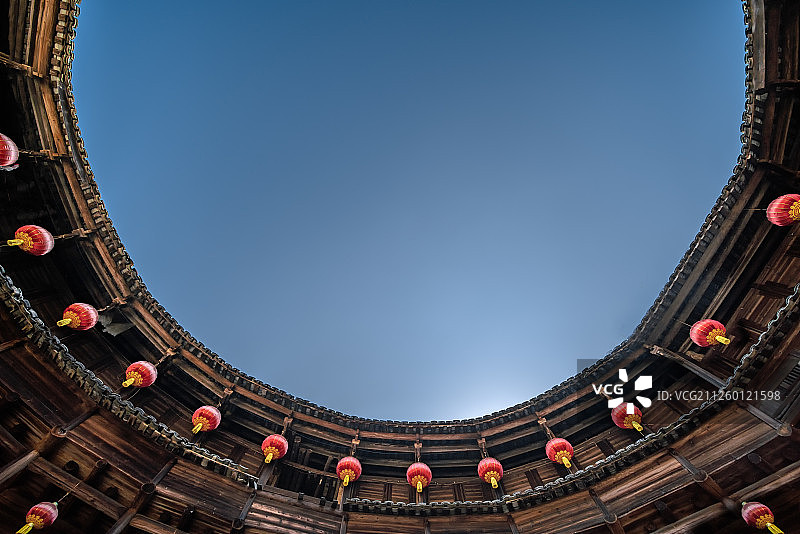 圆形结构土楼与红灯笼图片素材