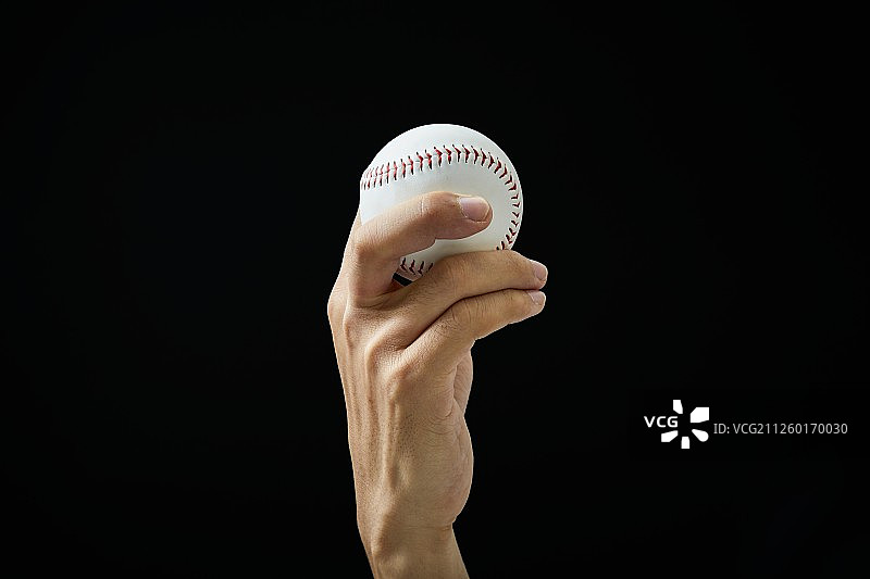 男人手拿棒球图片素材