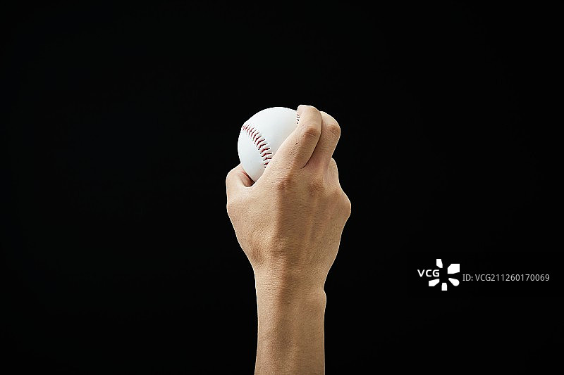 男人手拿棒球图片素材
