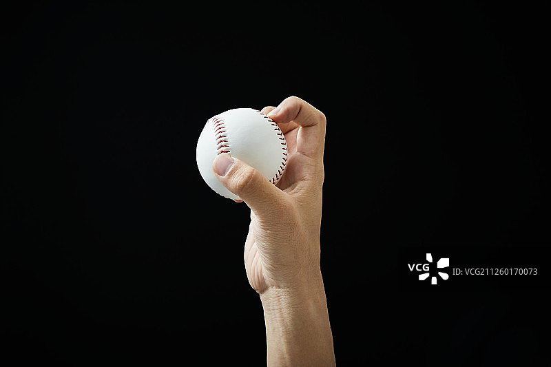 男人手拿棒球图片素材