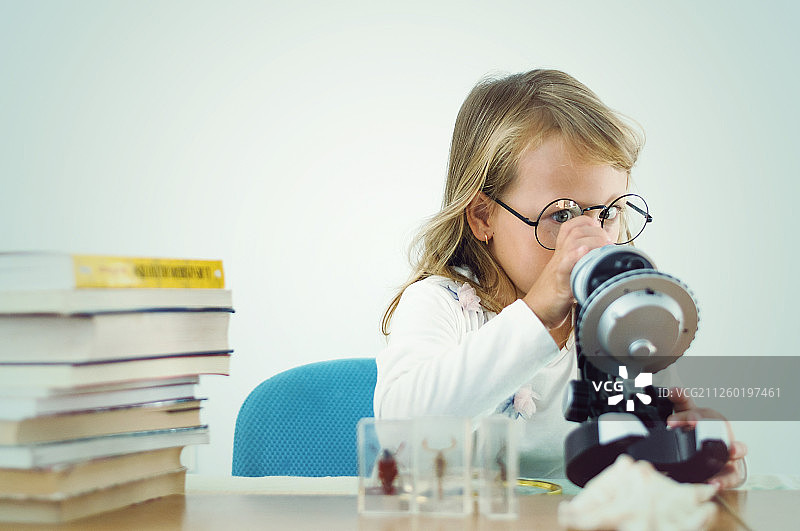 小女孩科学家图片素材