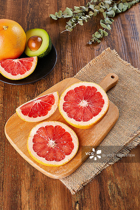 新鲜红葡萄柚砧板水果图片素材