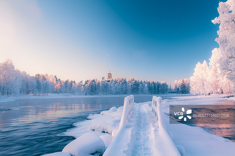 帕亚卡河的寒冷冬日景观图片素材