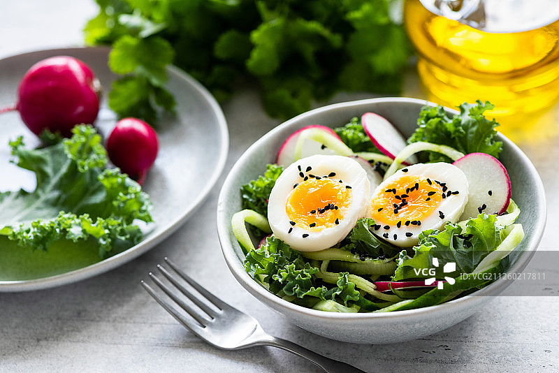 黄瓜萝卜鸡蛋甘蓝沙拉图片素材