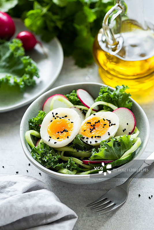 健康的绿色沙拉：羽衣甘蓝、黄瓜、鸡蛋和萝卜图片素材