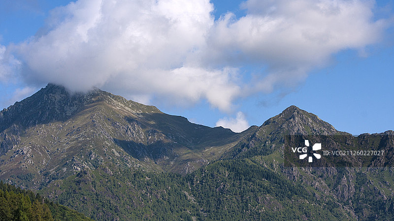 群山映衬天空全景图片素材