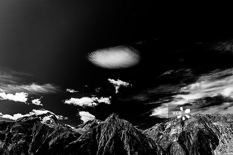 黑色岩石图片素材