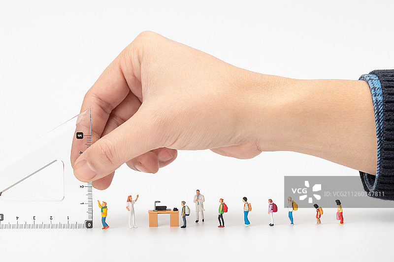 儿童小学生排队体检测量身高图片素材