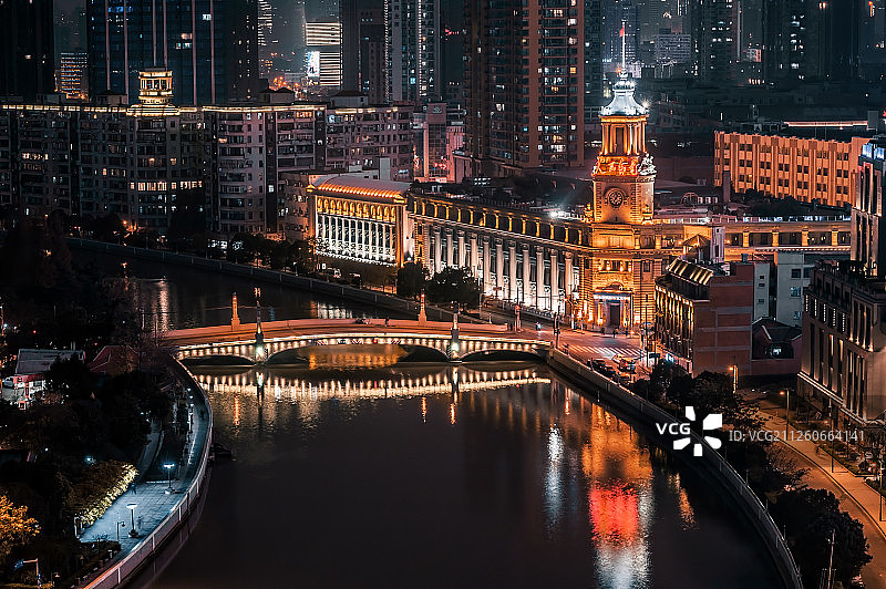 上海四川路桥北苏州路上海邮政博物夜景亮灯图片素材