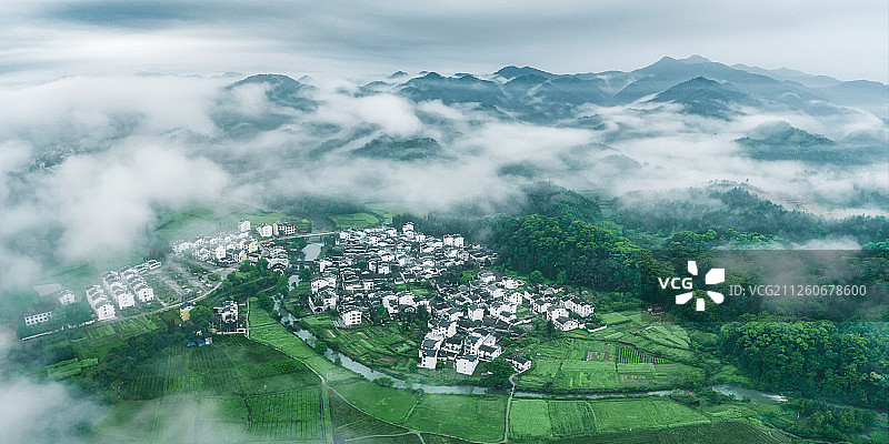 航拍江西婺源思溪延村全景云海的自然风光和房屋图片素材