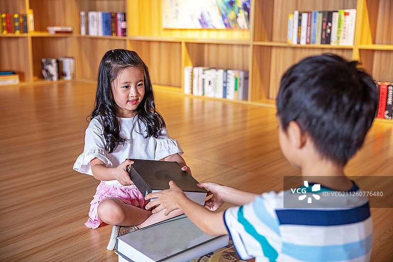 书房里玩耍的小朋友图片素材