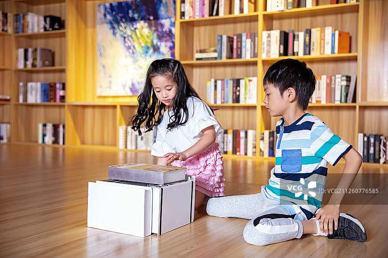 书房里玩耍的小朋友图片素材