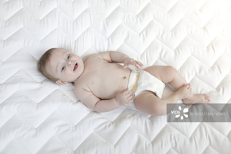 床上玩耍的婴儿图片素材