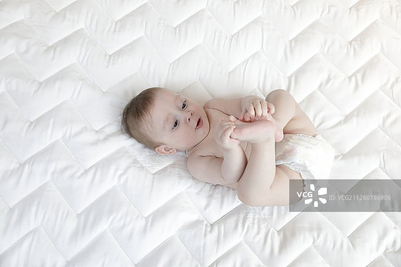 床上玩耍的婴儿图片素材