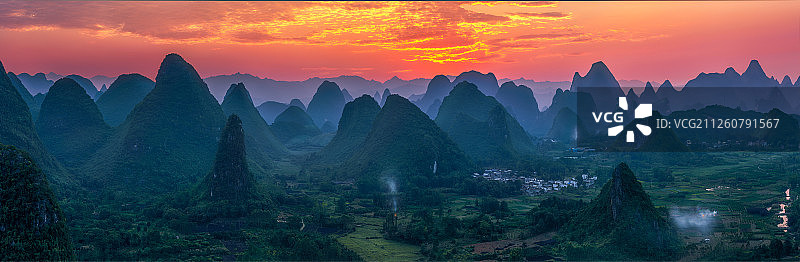 中国桂林阳朔翠屏山水日落风光全景图图片素材