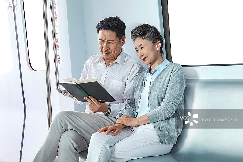 地铁里的老年人图片素材