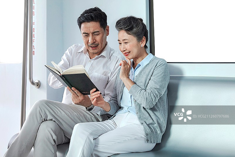 地铁里的老年人图片素材