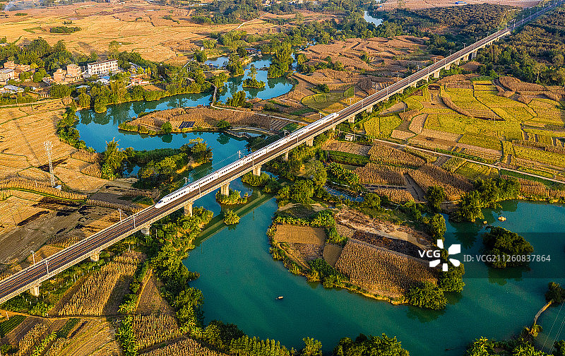 流动的秋色图片素材