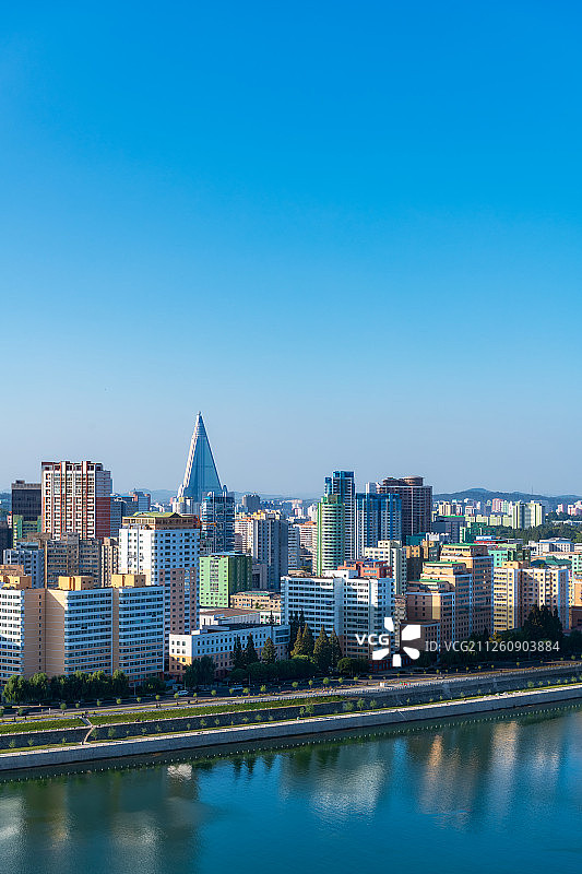 朝鲜柳京饭店与西平壤城市天际线高视角图片素材