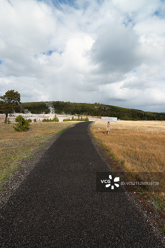 美国怀俄明州黄石公园老忠实喷泉风光图片素材
