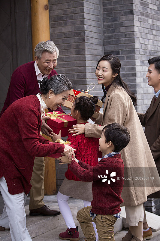 快乐的一家人庆祝新年图片素材