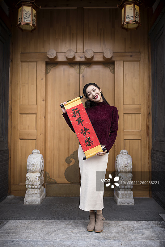 快乐的年轻女子拿着对联图片素材