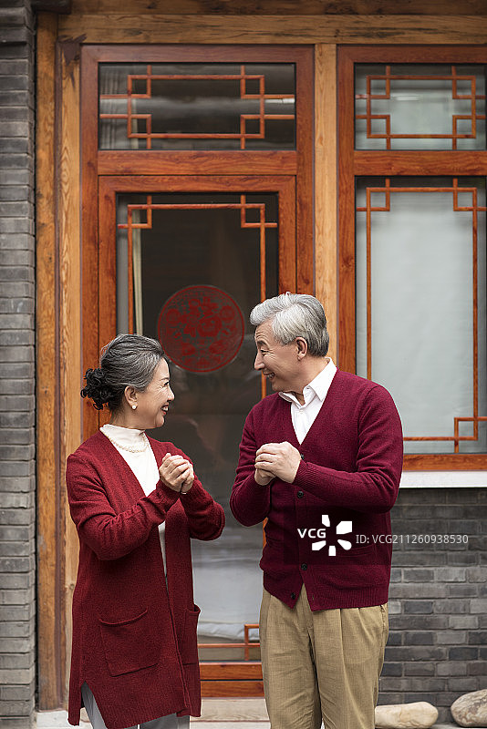 老年夫妇庆贺新年图片素材