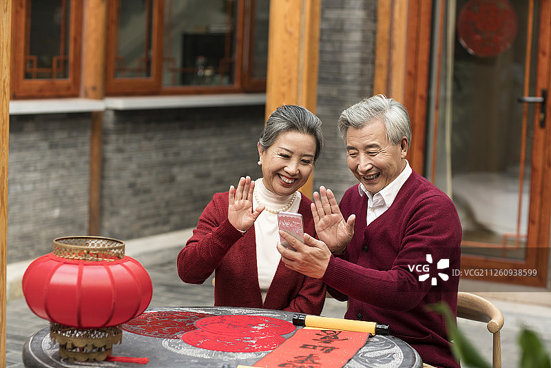 老年夫妇新年用智能手机视频对话图片素材