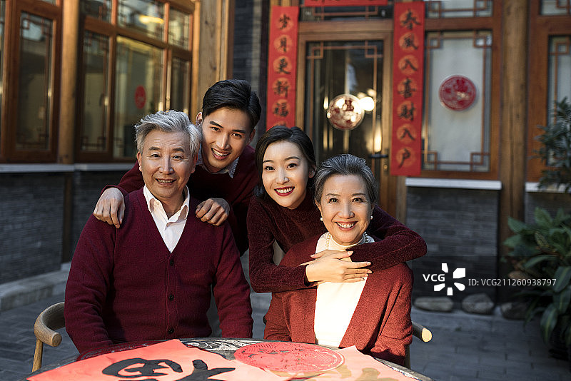 幸福的一家人庆贺新年图片素材